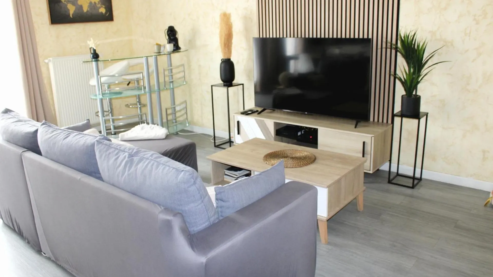 Cosy Appart - Balcon, Parking, Spacieux T2 - Proche Eurexpo Stade Saint-Priest  Apartment